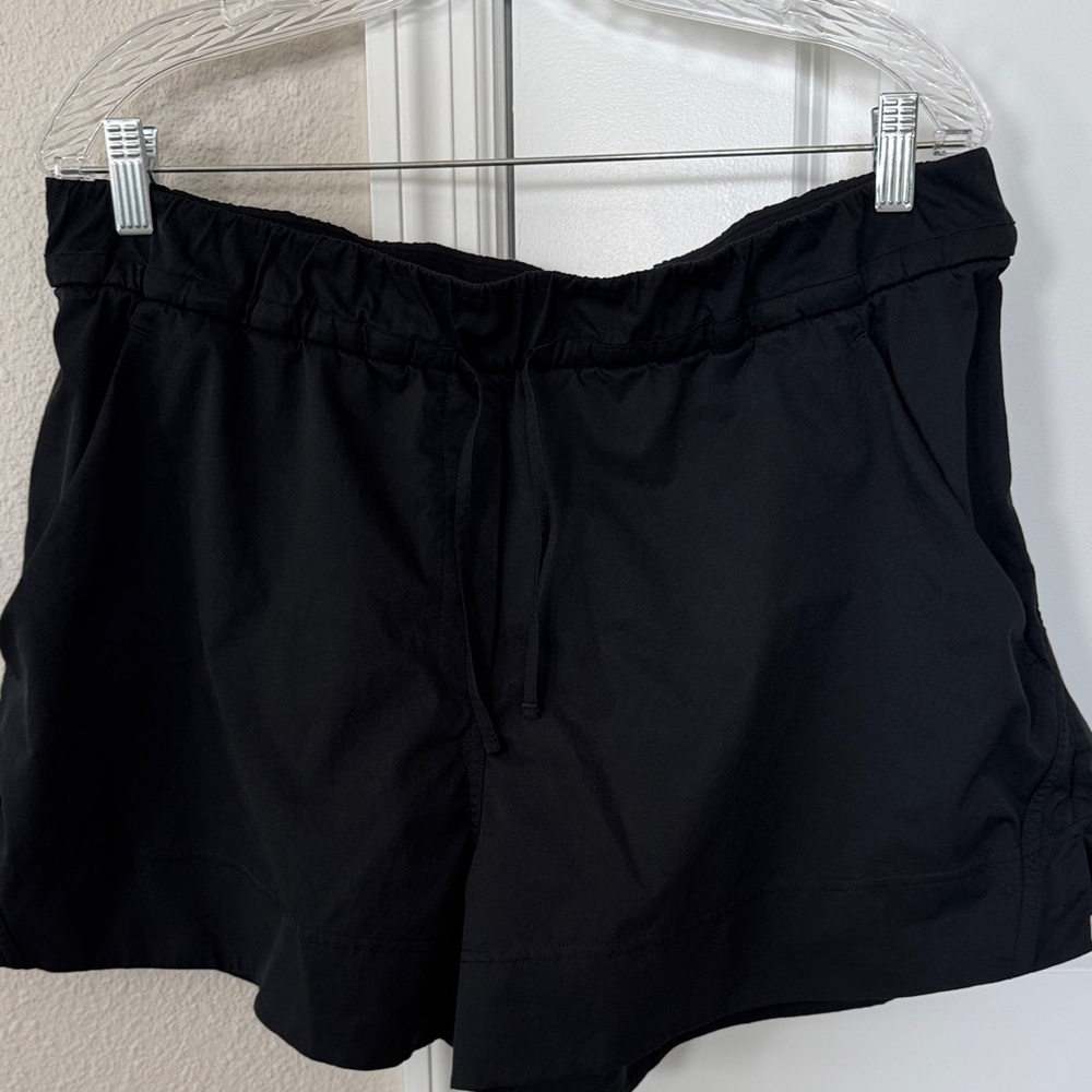 Lululemon Athletica Black Cinchable Women's Athletic Shorts with Pockets
